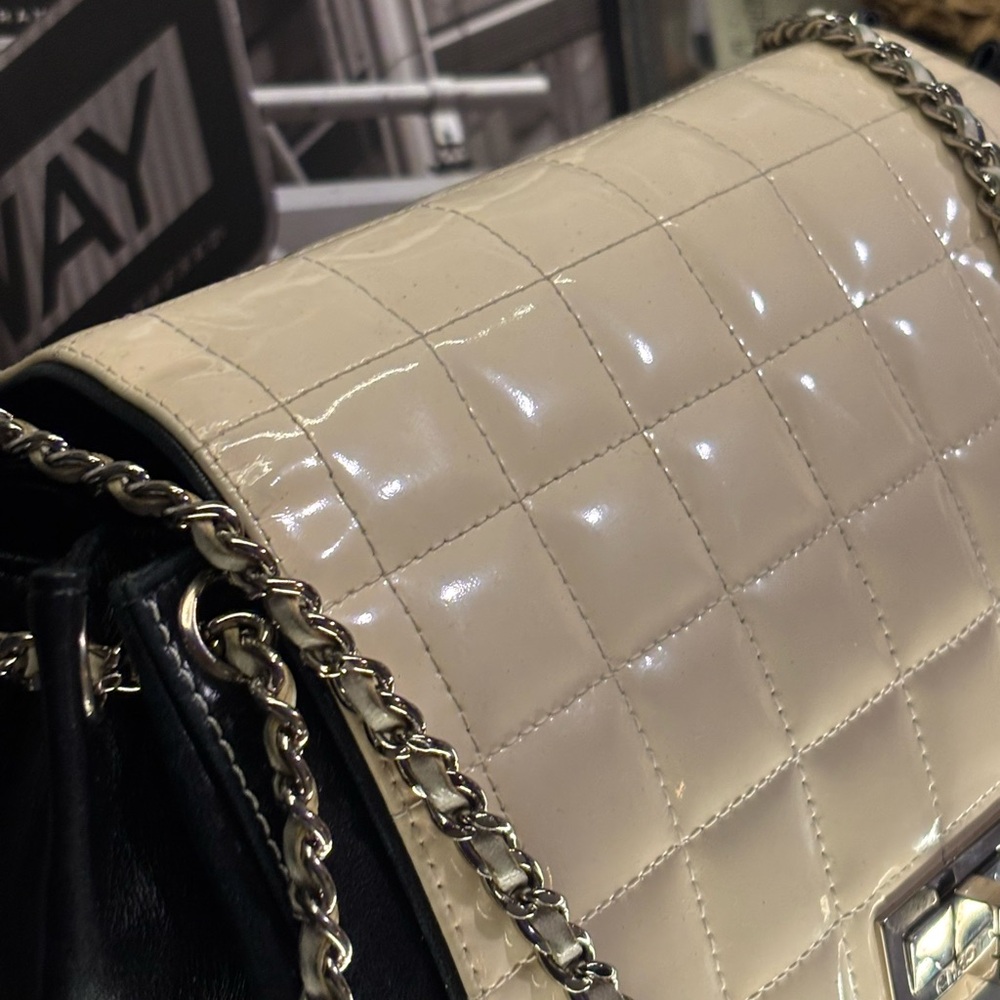 CHANEL Black and Cream Shoulder Bag - Picture 9 of 16